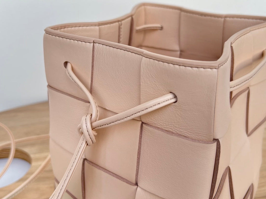 BOTTEGA VENETA SMALL CASSETTE BUCKET 18 IN LIGHT PINK CALFSKIN