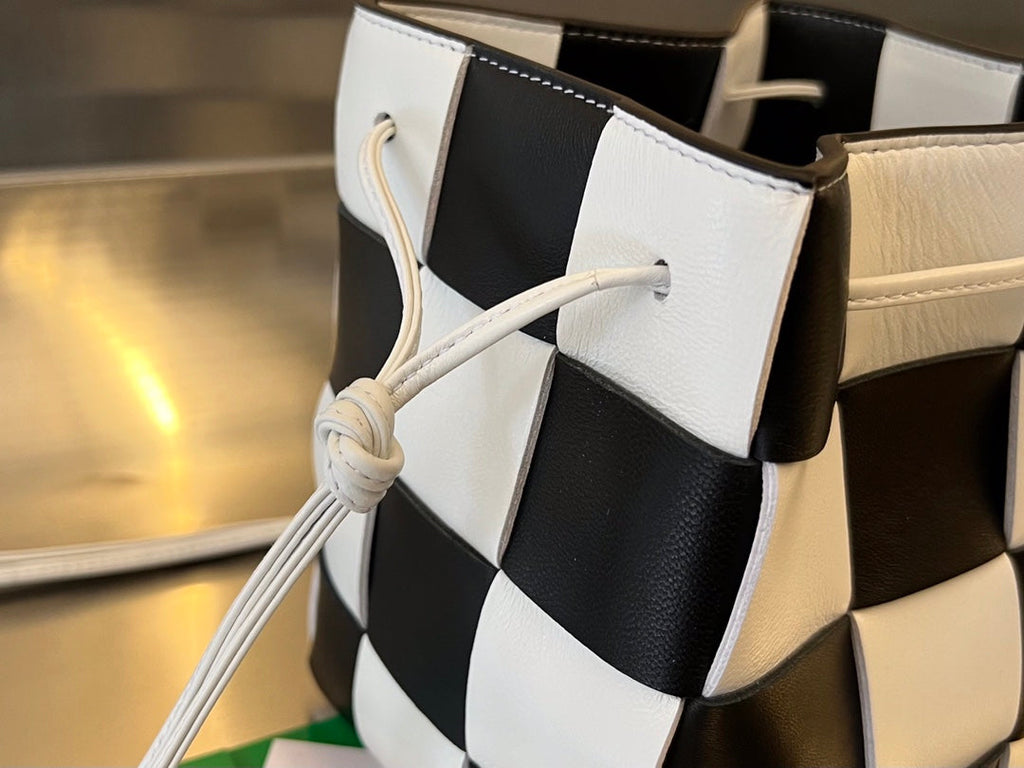 BOTTEGA VENETA SMALL CASSETTE BUCKET 18 IN WHITE MIX BLACK CALFSKIN