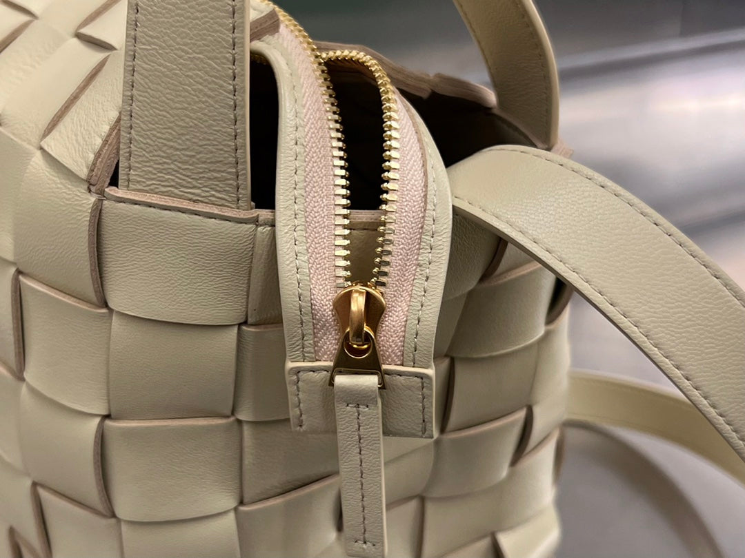 BOTTEGA VENETA MEDIUM 28 CASSETTE BEIGE LAMBSKIN