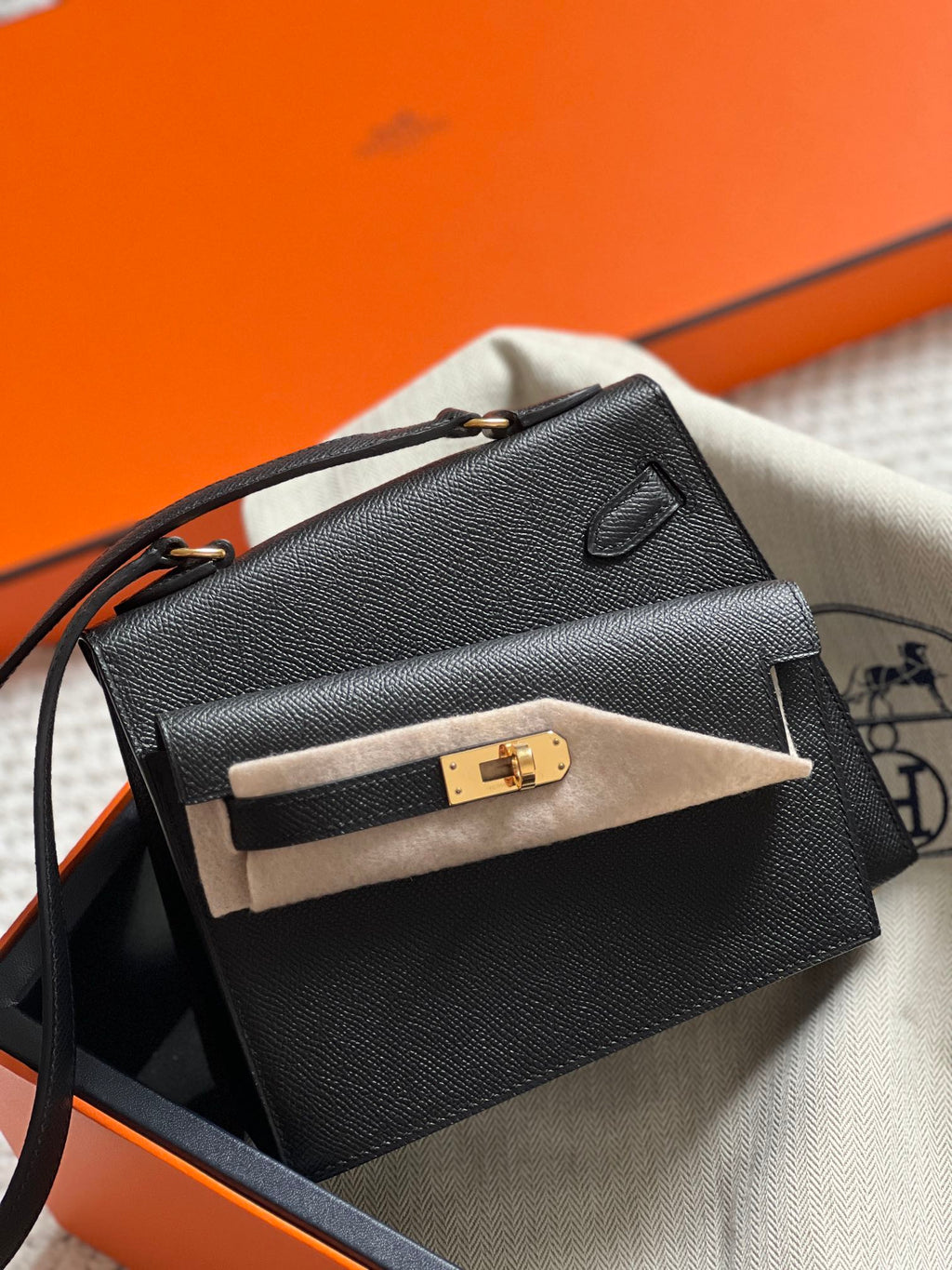 HERMES KELLY DESORDRE 20 IN BLACK EPSOM LEATHER WITH GOLD HARDWARE