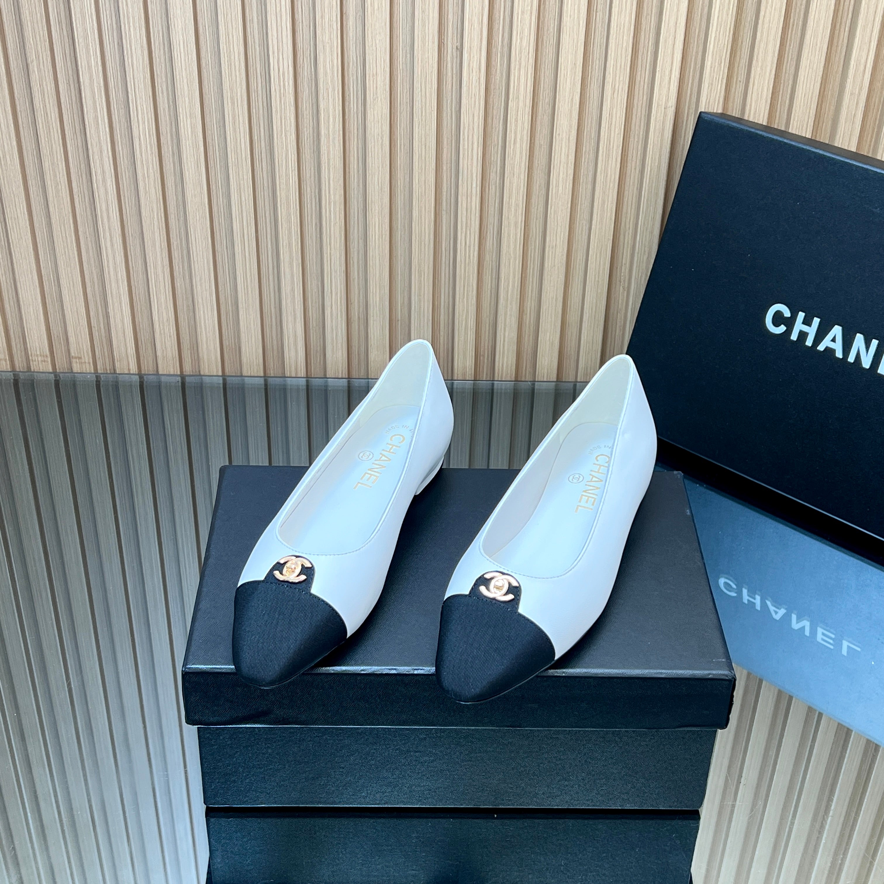 CHANEL 25S BALLET FLATS LOGO IN WHITE CALFSKIN AND BLACK CANVAS GOLD HARDWRE