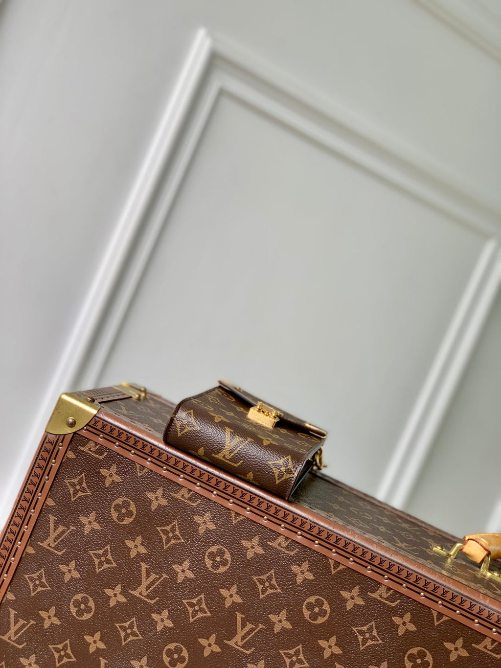LOUIS VUITTON PHONE POUCH 17.5 IN BROWN MONOGRAM COATED CANVAS AND CALFSKIN