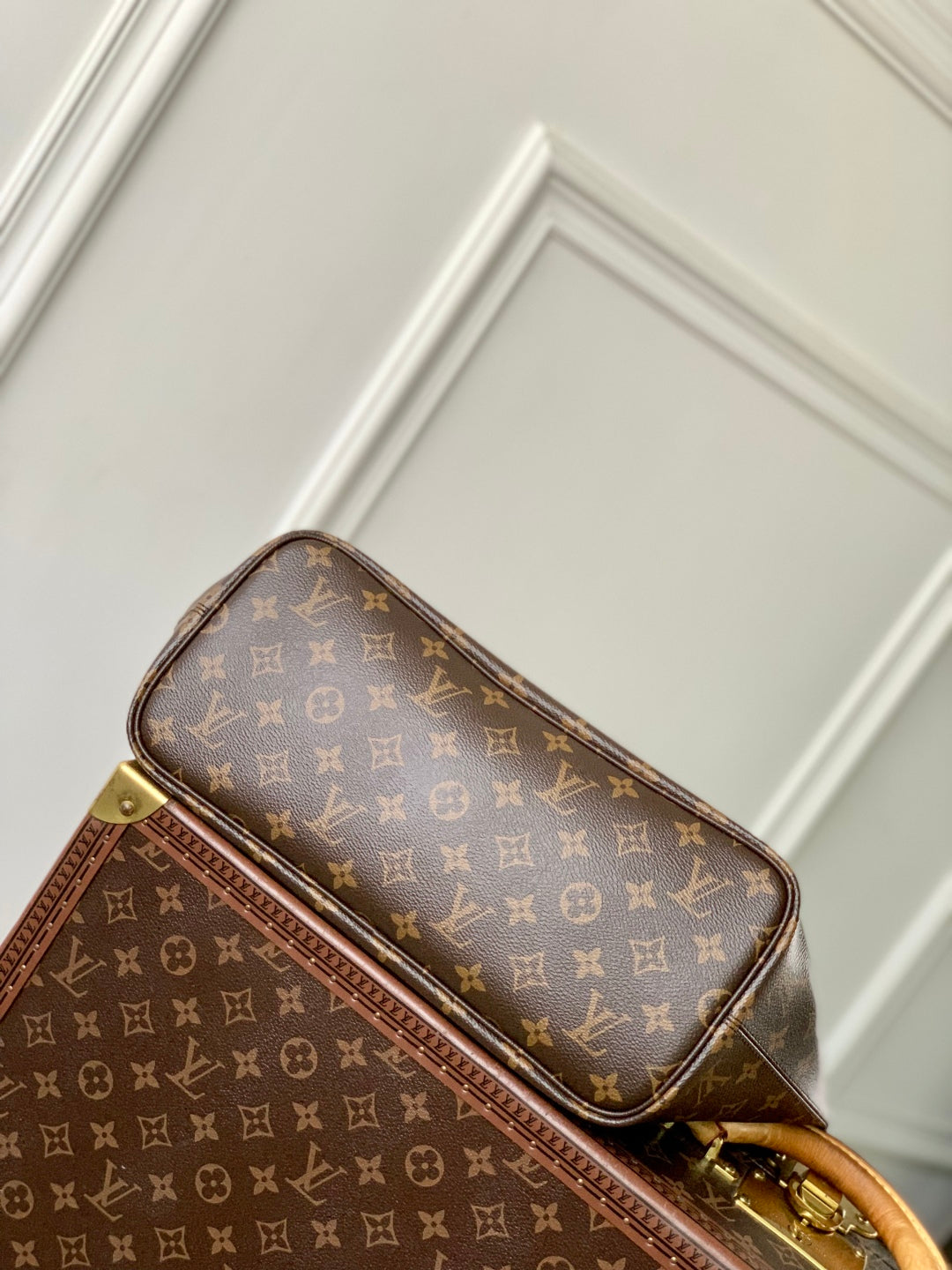LOUIS VUITTON NEVERFULL BANDOULIÈRE INSIDE OUT BB 31 IN BROWN MONOGRAM CANVAS AND BLACK CALFSKIN
