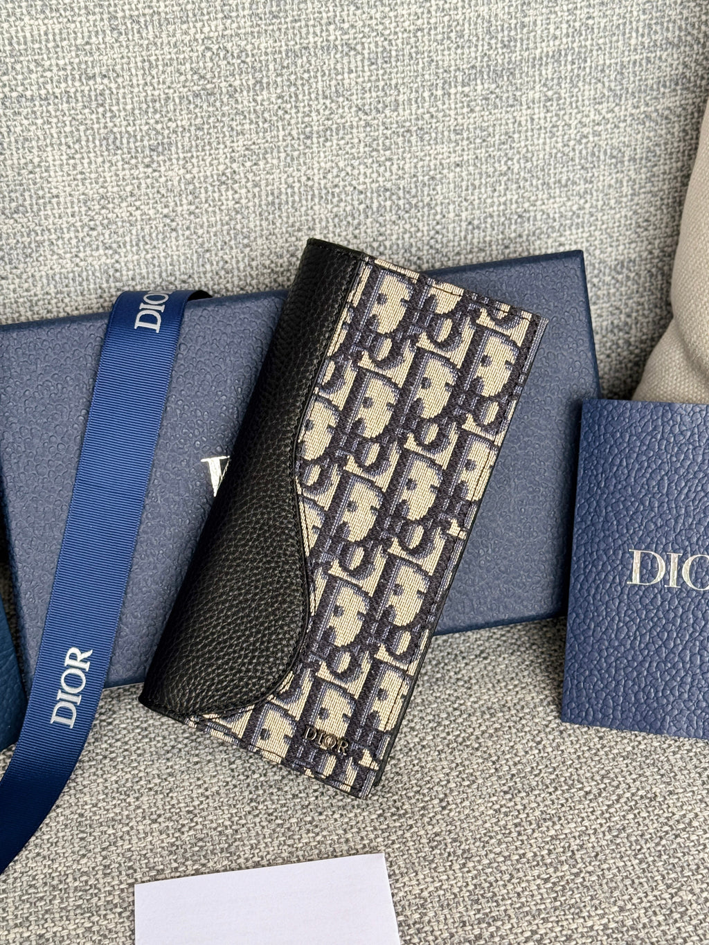 DIOR VERTICAL BIFOLD WALLET 19 IN BLACK GRAINED CALFSKIN MIX BLUE MONOGRAM OBLIQUE JACQUARD