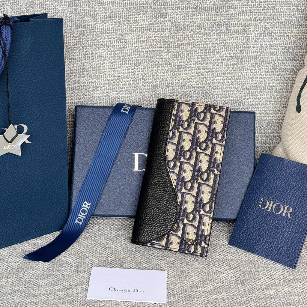 DIOR VERTICAL BIFOLD WALLET 19 IN BLACK GRAINED CALFSKIN MIX BLUE MONOGRAM OBLIQUE JACQUARD
