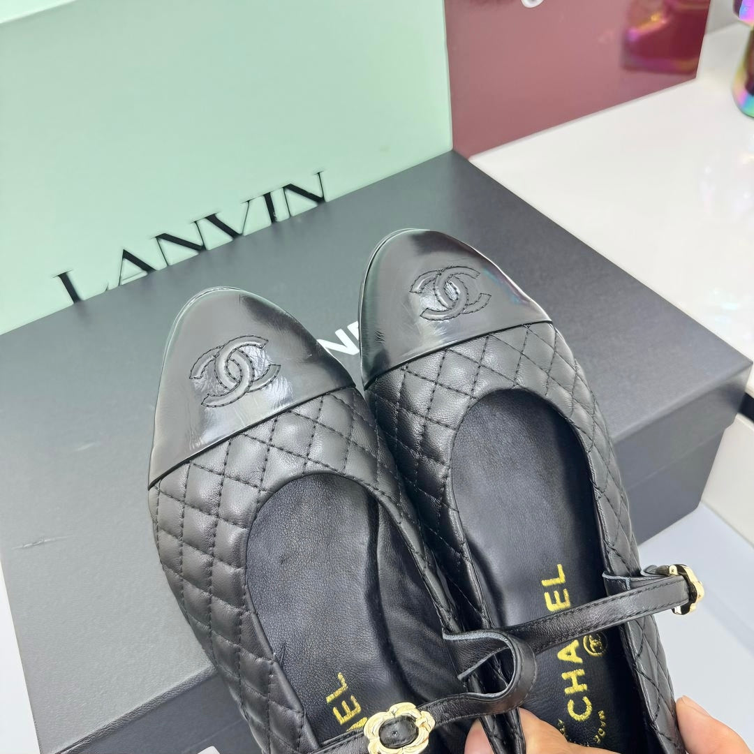 CHANEL MARY JANE FLAT 25S IN BLACK LAMBSKIN EMBOSSED LOGO