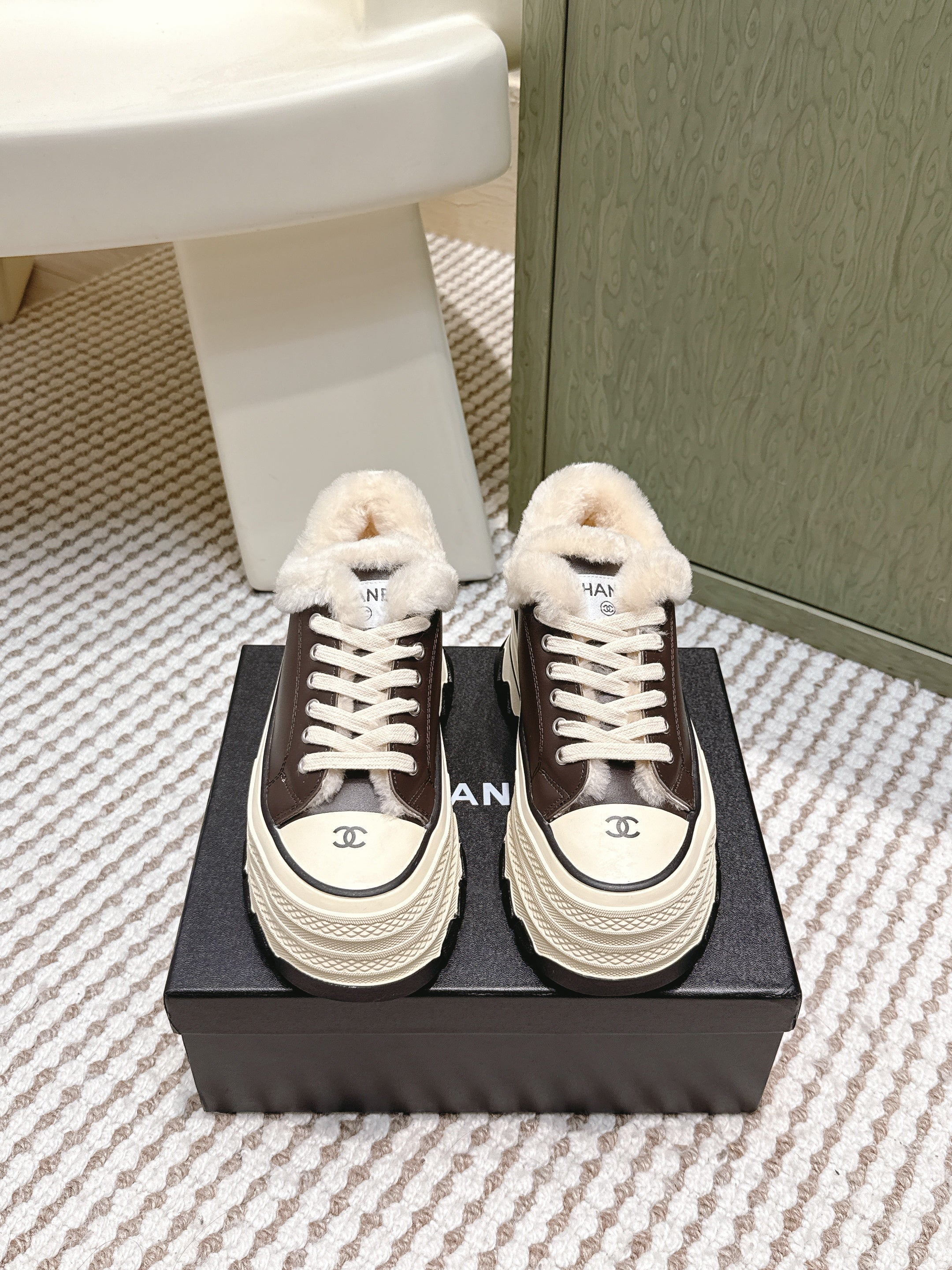 CHANEL 25S THICK-SOLE SNEAKERS 60MM IN DARK BROWN AND BEIGE CALFSKIN WITH FUR LINING