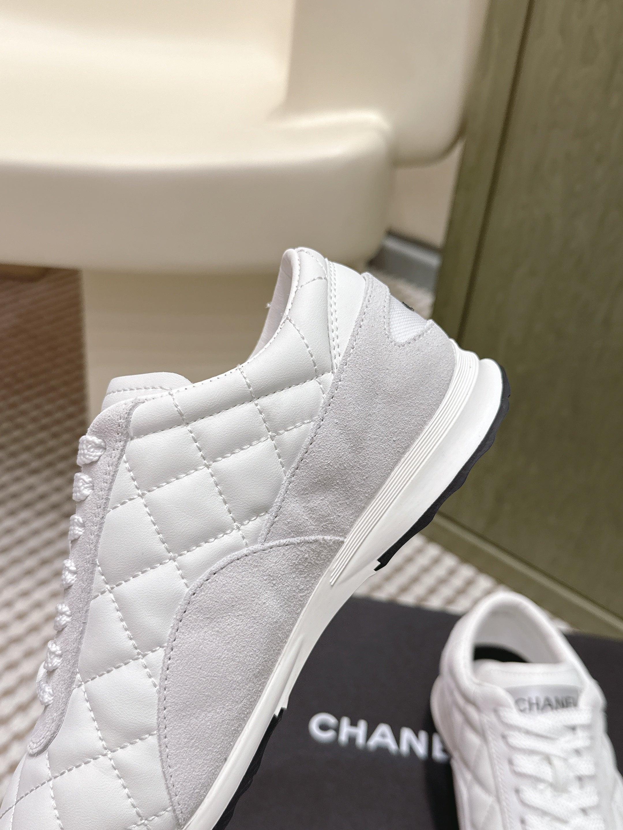 CHANEL 25S SNEAKERS IN WHITE CALFSKIN AND SUEDE