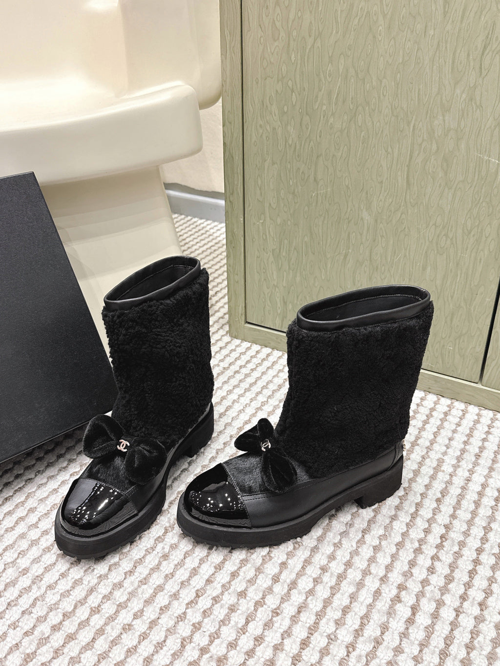 CHANEL 25S ANKLE BOOTS IN BLACK SHEARLING LAMBSKIN AND PATENT CALFSKIN