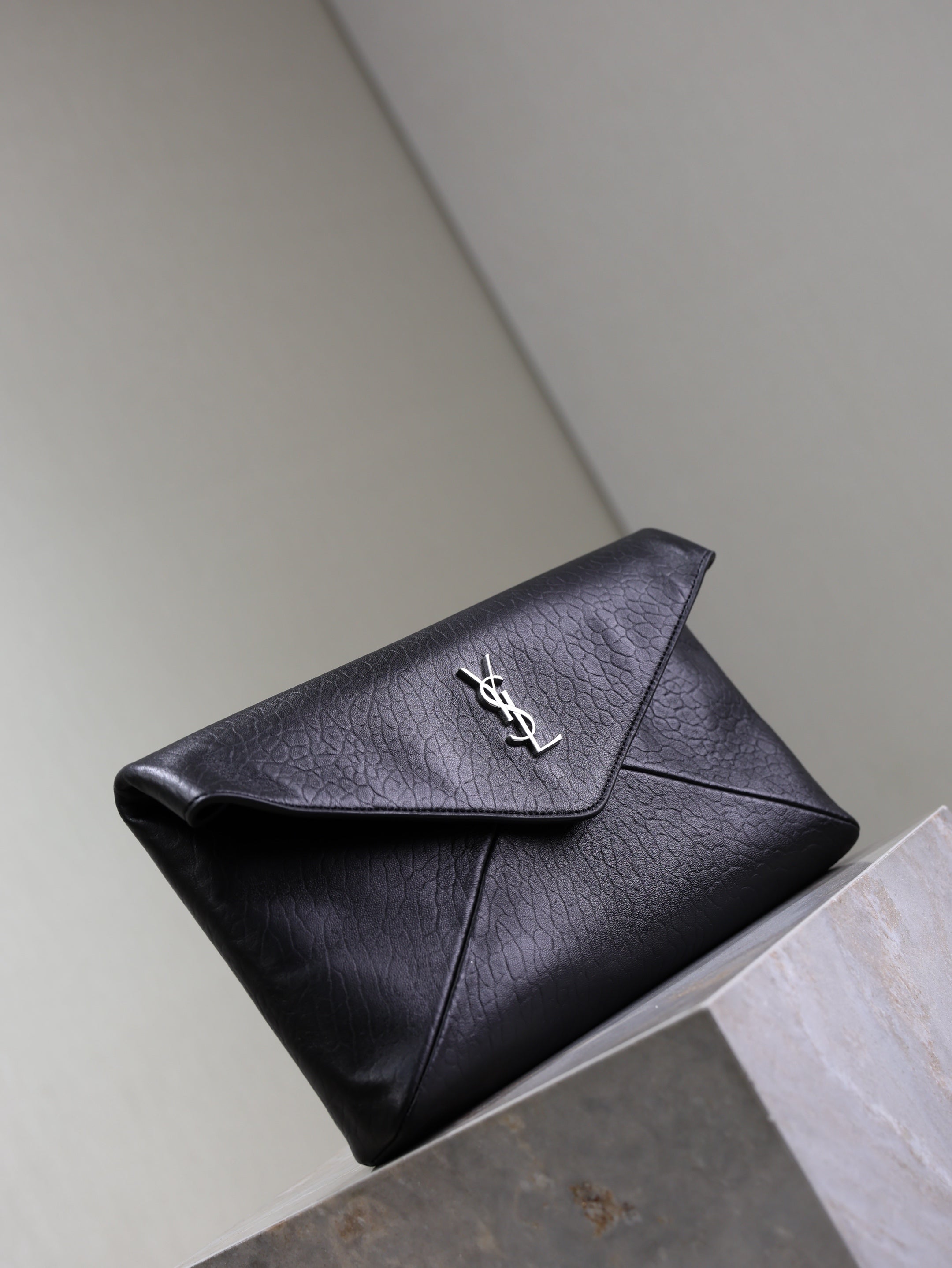YSL 25S CASSANDRE LARGE ENVELOPE POUCH 29 IN BLACK CALFSKIN GRAY HARDWRE