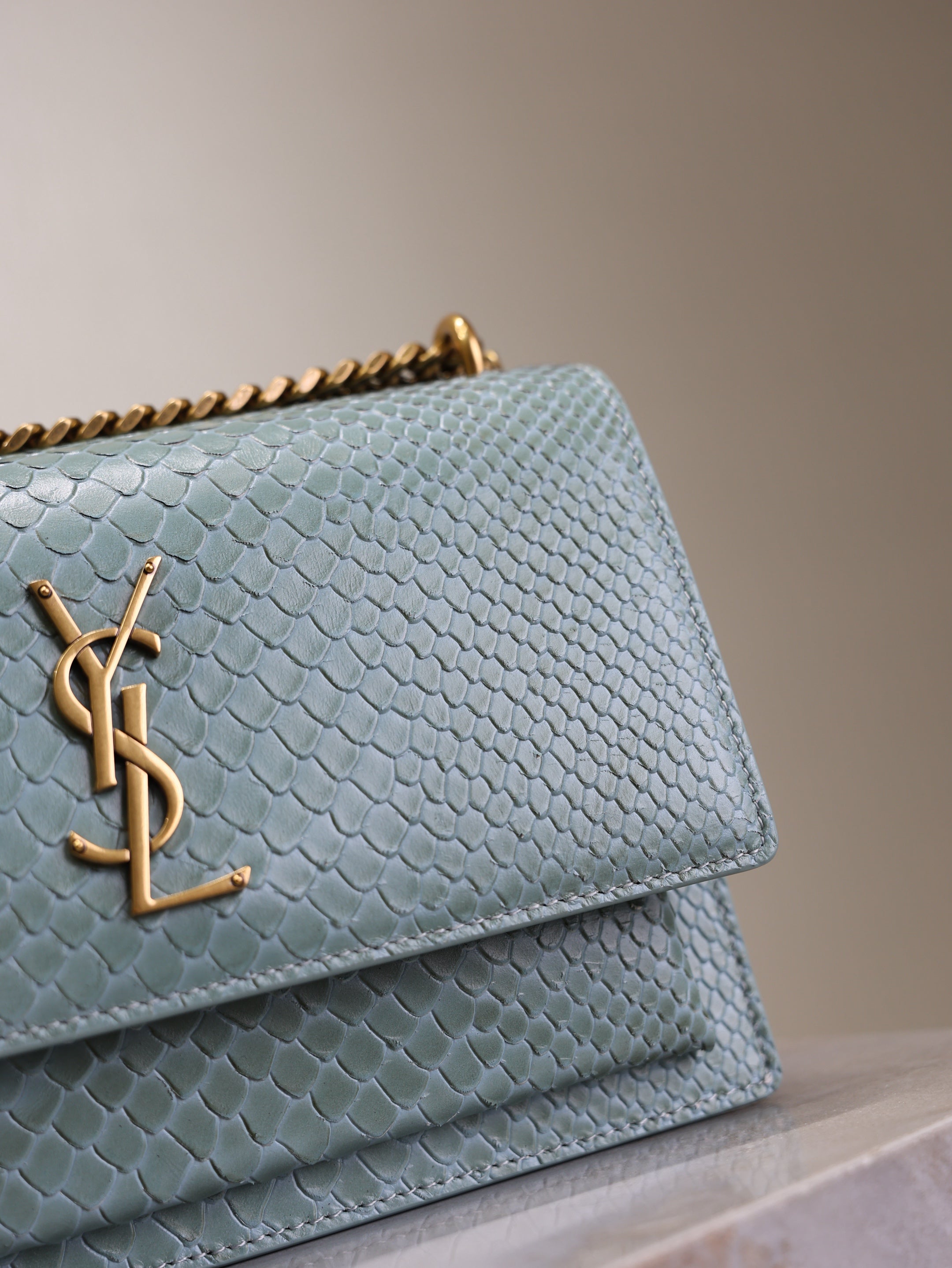 YSL 25S SUNSET MEDIUM 22 IN LIGHT BLUE CROCODILE-EMBOSSED CALFSKIN GOLD HARDWRE