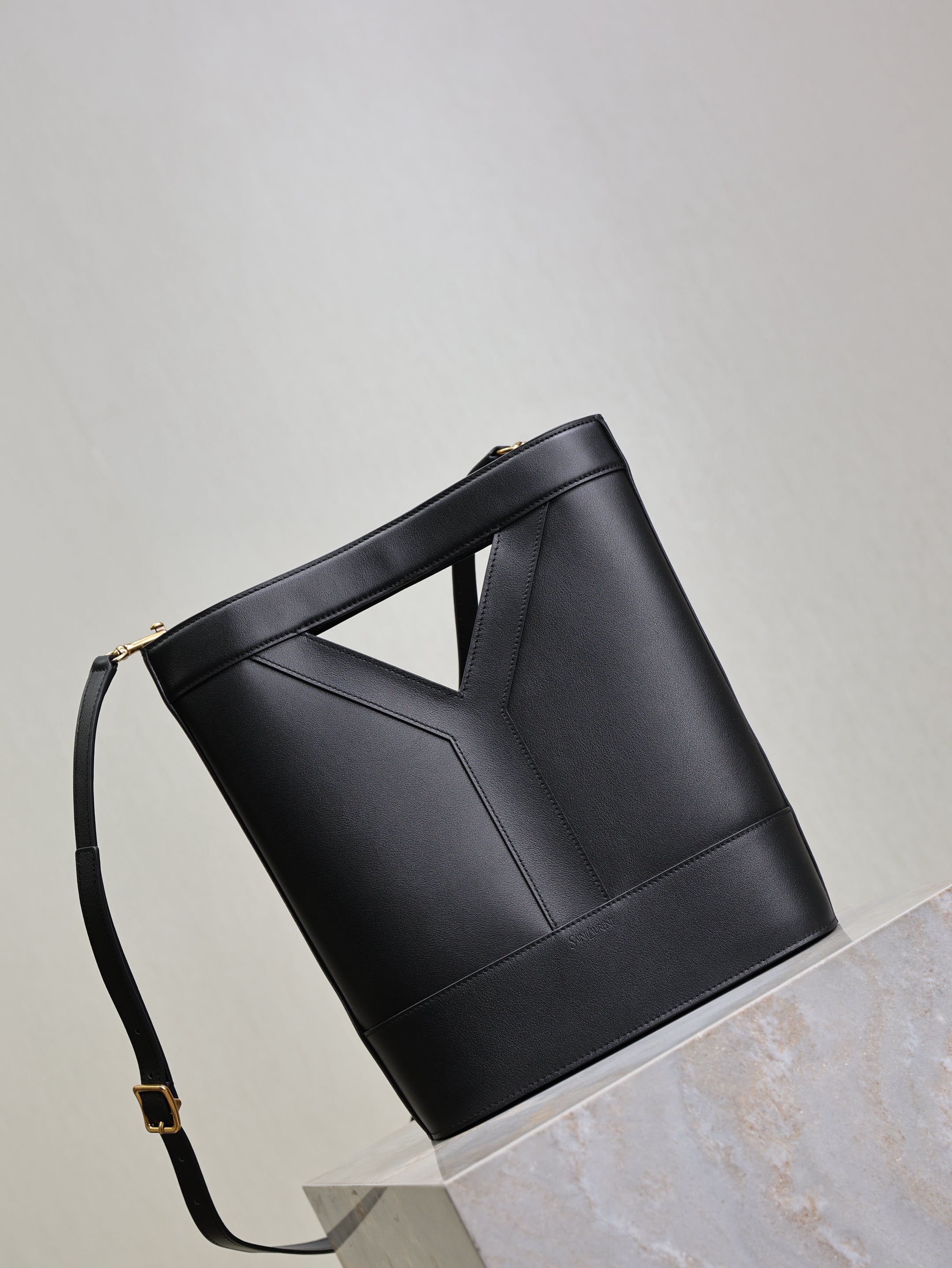 YSL 25S Y SMALL BUCKET 29 IN BLACK CALFSKIN GOLD HARDWARE