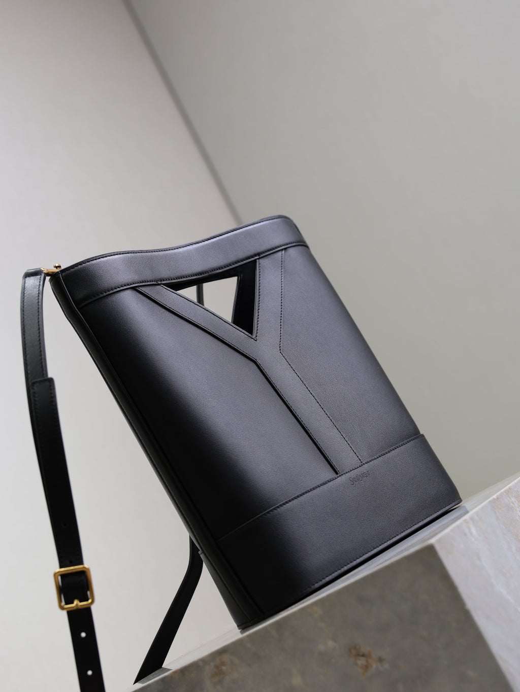 YSL 25S Y SMALL BUCKET 29 IN BLACK CALFSKIN GOLD HARDWRE