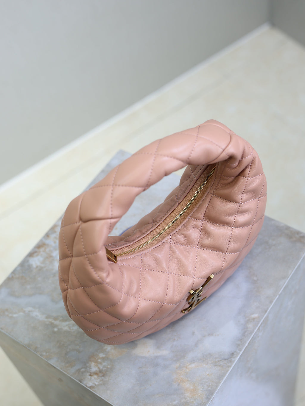 YSL 25S ICARINO 17 IN HORTENSIA QUILTED CALFSKIN GOLD HARDWARE