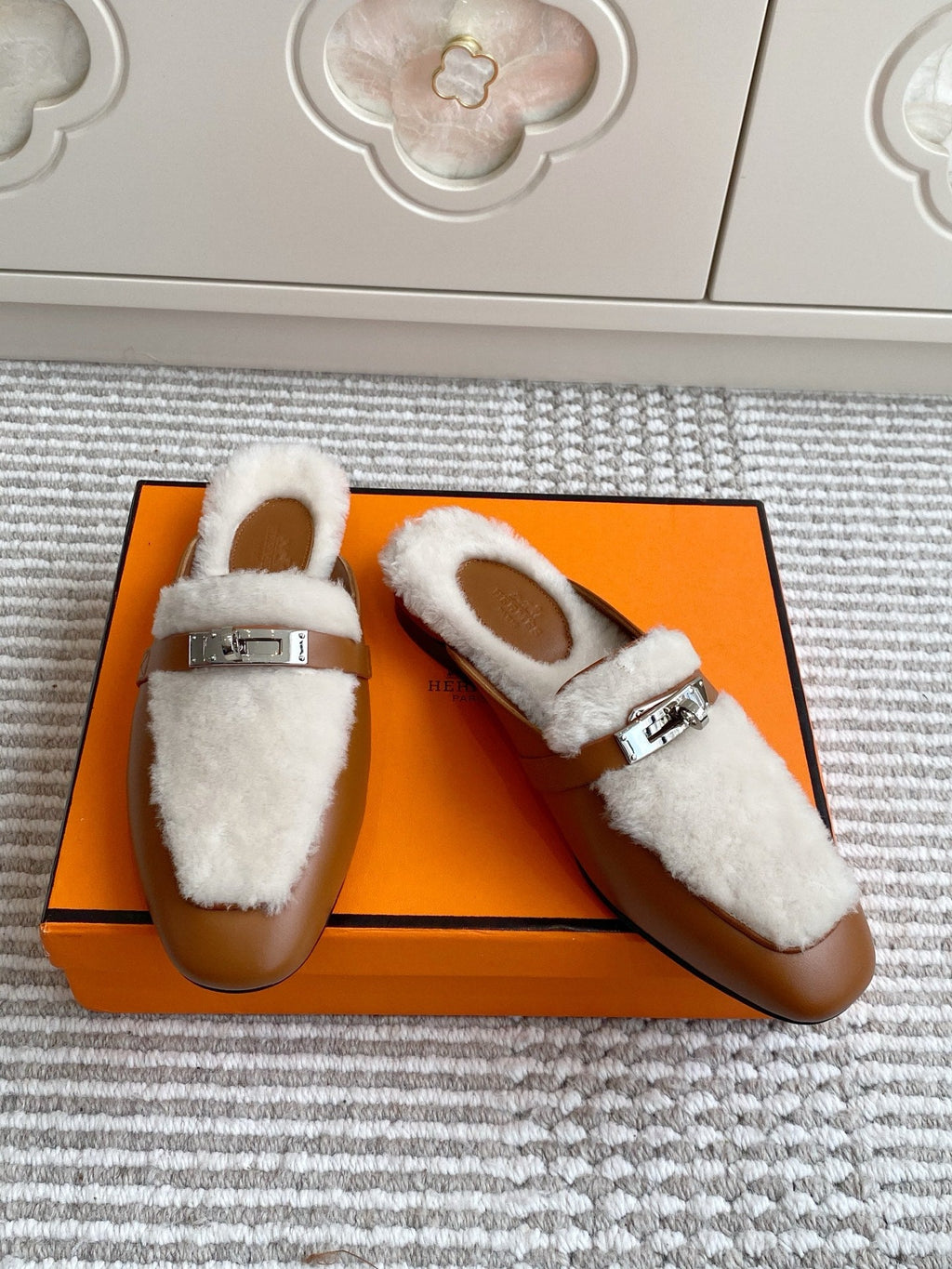 HERMES 25S CATENA MULE IN BEIGE SHEARLING AND BROWN LAMBSKIN WITH SILVER HARDWARE