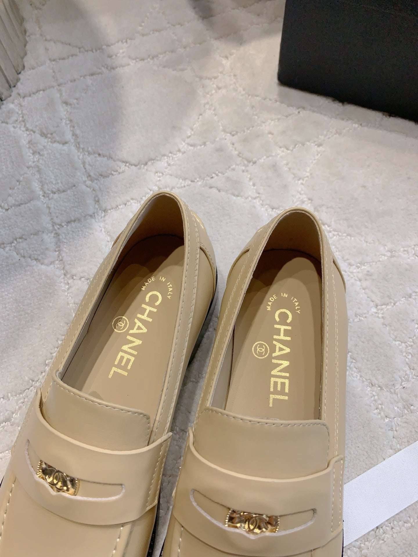 CHANEL 25S MOASINS IN BEIGE CALFSKIN GOLD HARDWARE