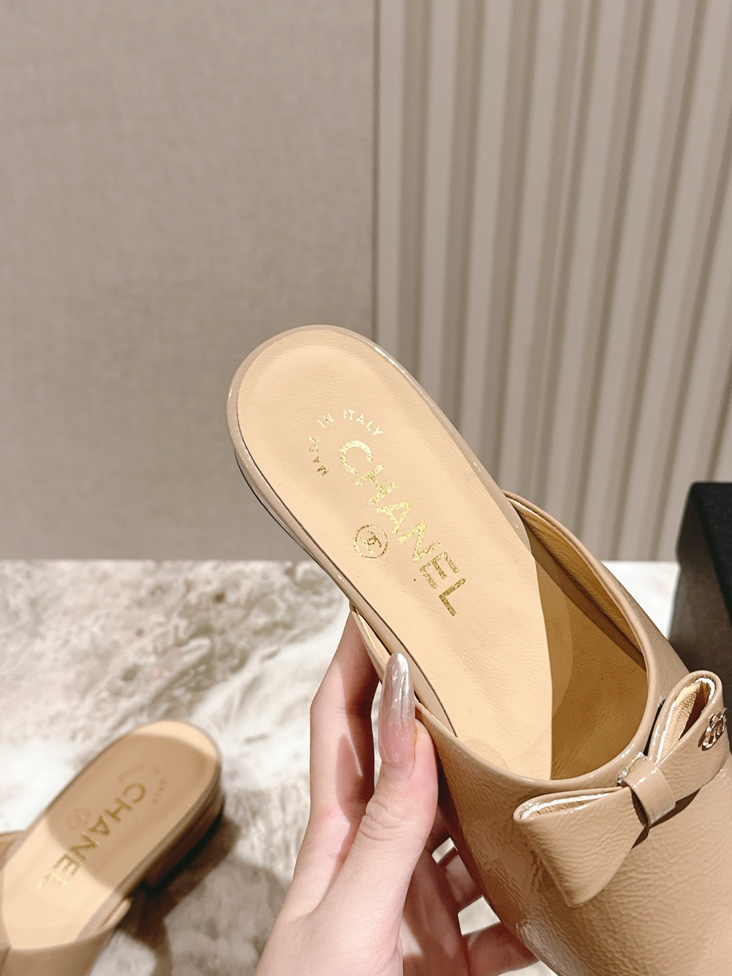 CHANEL FLAT MULES 25S IN BEIGE PATENT LEATHER