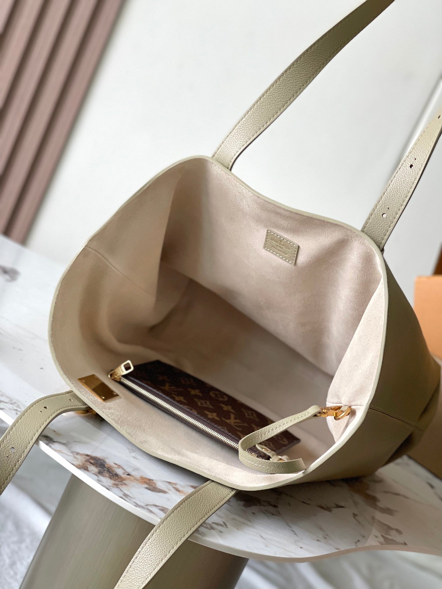 LOUIS VUITTON LOW KEY CABAS 47 IN BEIGE GRAINED CALFSKIN GOLD BUCKLE