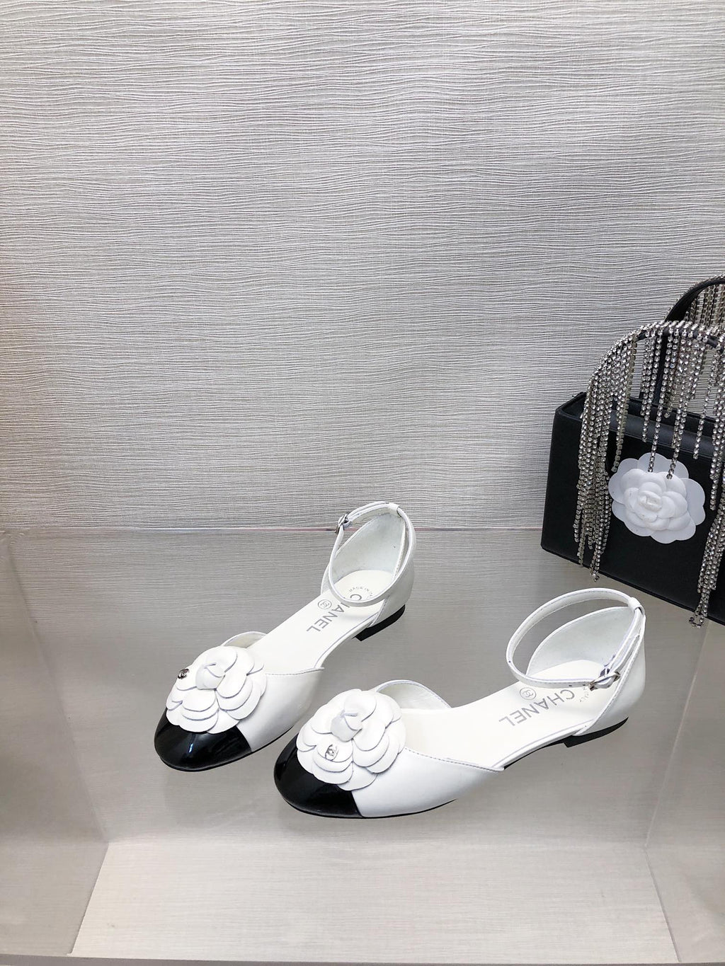 CHANEL WHITE MIX BLACK LAMBSKIN CAMELLIA HOLLOW SANDAL