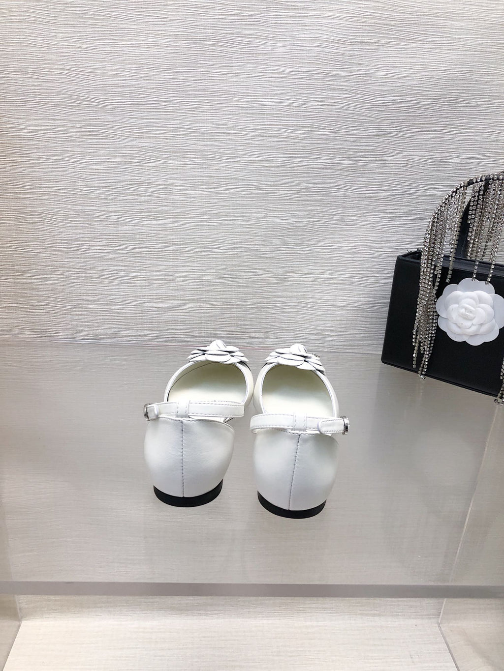 CHANEL WHITE MIX BLACK LAMBSKIN CAMELLIA HOLLOW SANDAL