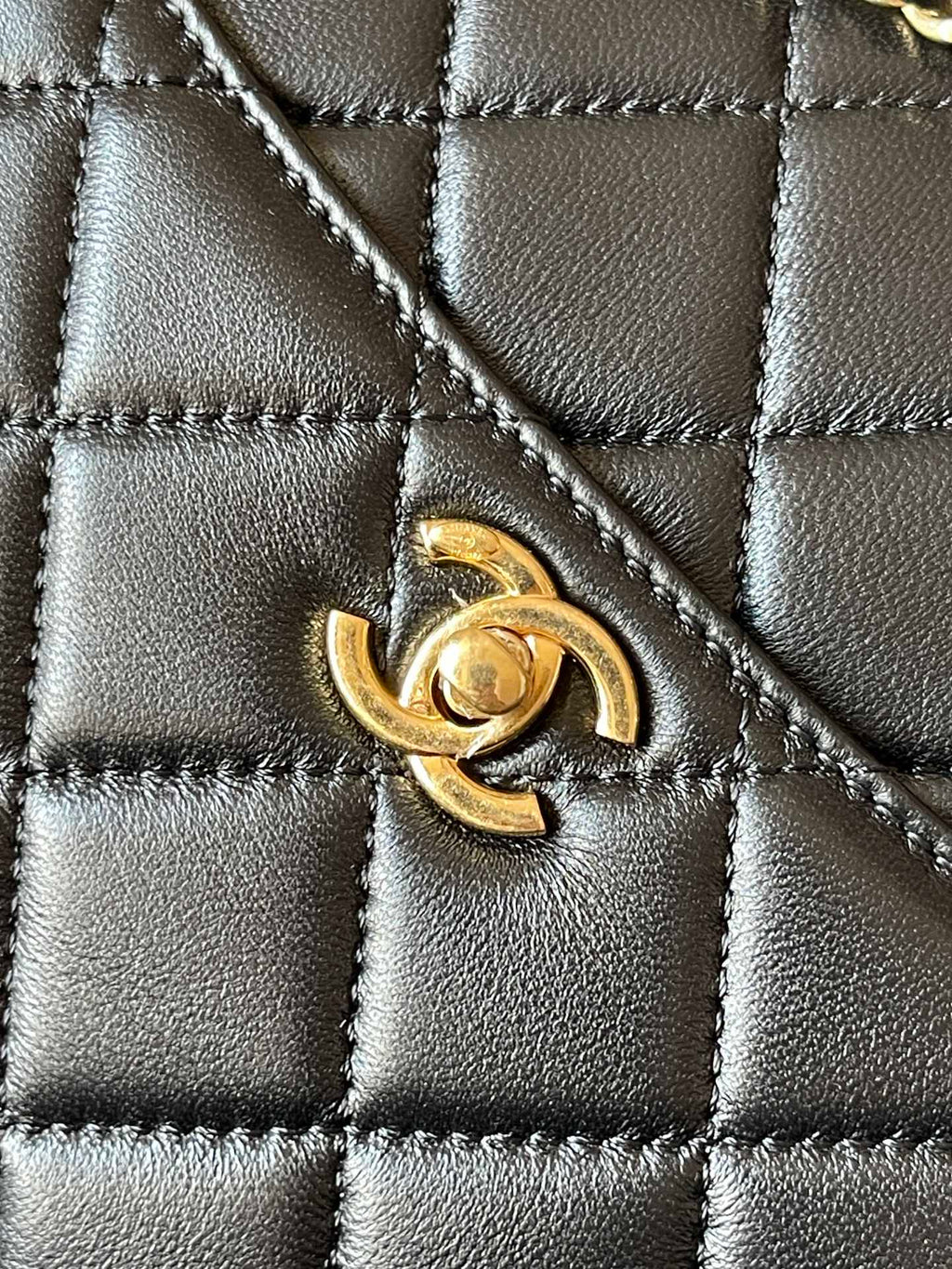 CHANEL CAMERA BAG 24 IN BLACK QUILTED LAMBSKIN DOUBLE C GOLD COIN