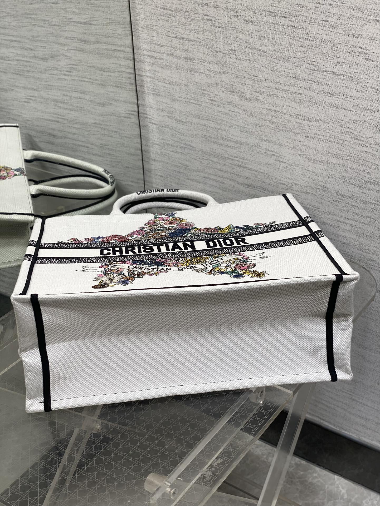 DIOR 25S LUCKY LARGE DIOR BOOK TOTE 42 IN WHITE MULTICOLOR DIOR STAR EMBROIDERY