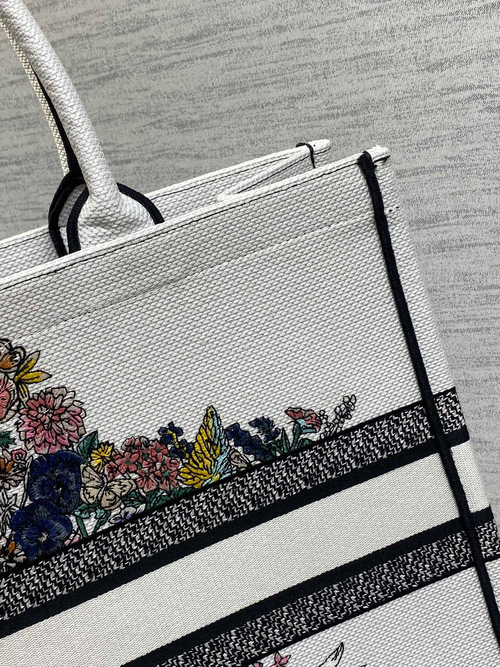 DIOR 25S LUCKY LARGE DIOR BOOK TOTE 42 IN WHITE MULTICOLOR DIOR STAR EMBROIDERY