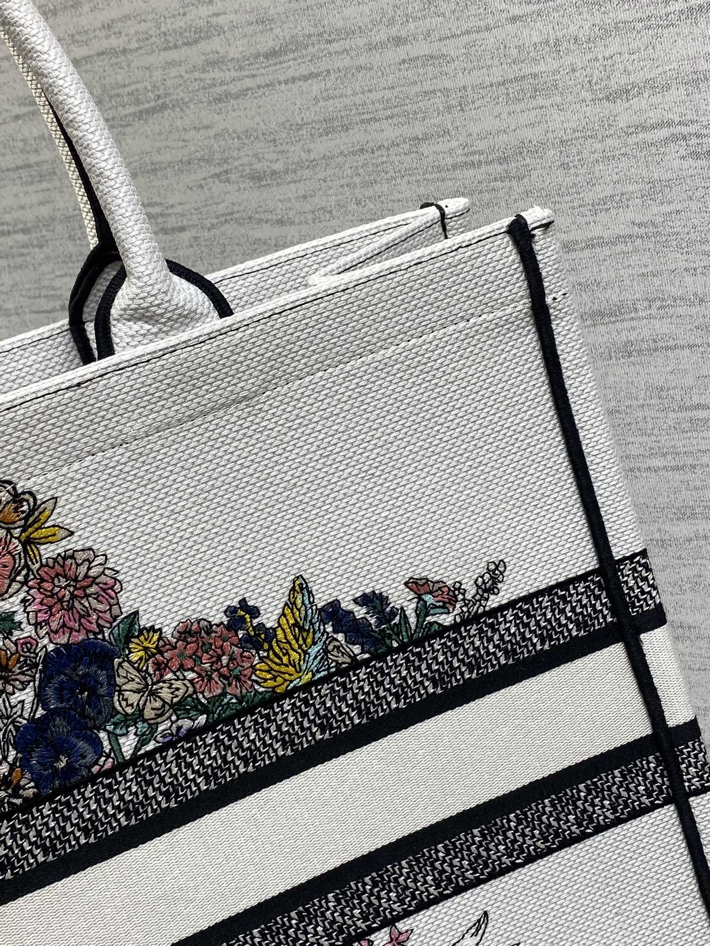 DIOR 25S LUCKY LARGE DIOR BOOK TOTE 42 IN WHITE MULTICOLOR DIOR STAR EMBROIDERY