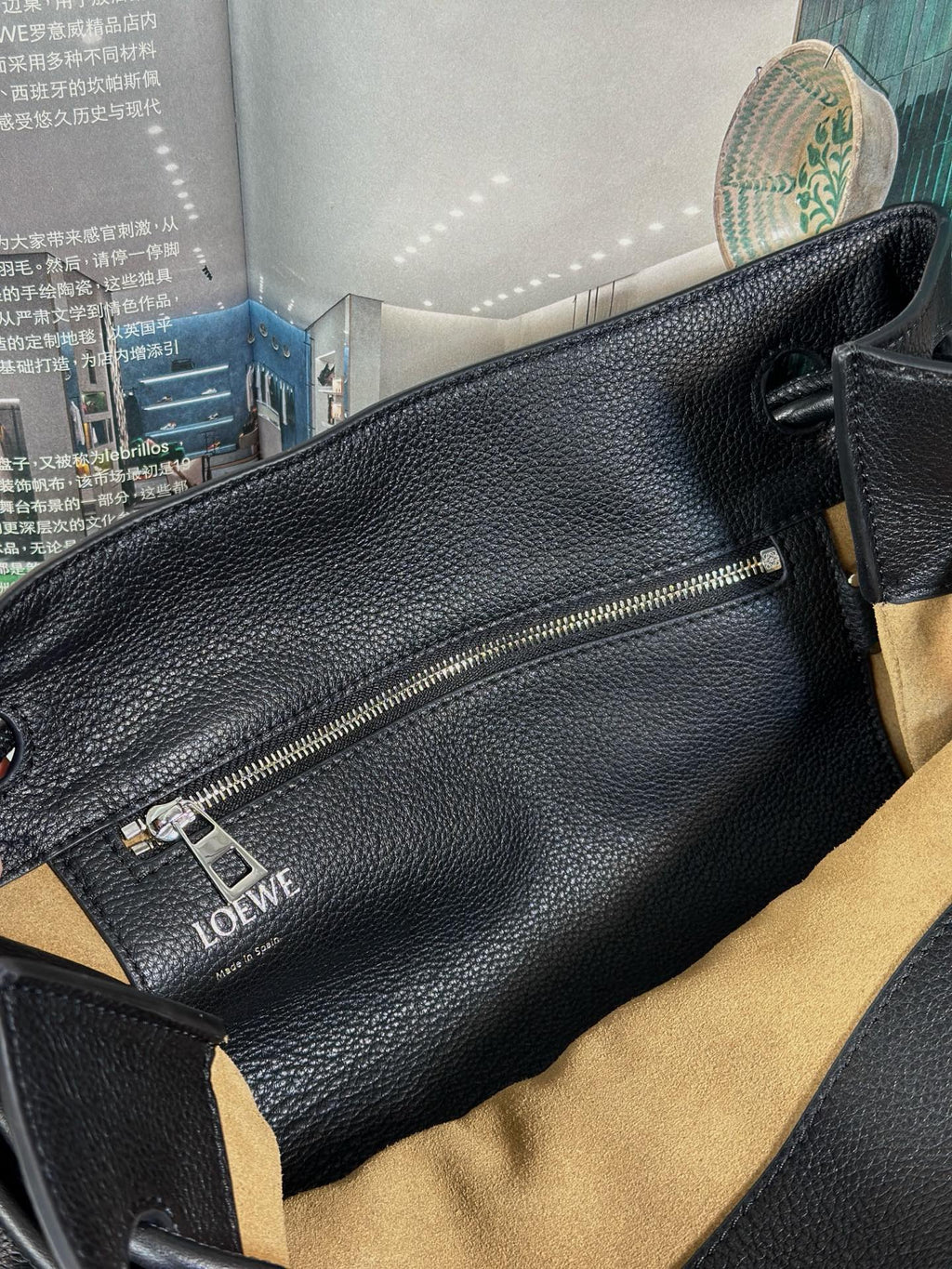 PEBBLE HOBO 40 IN BLACK SUPPLE GRAINED CALFSKIN