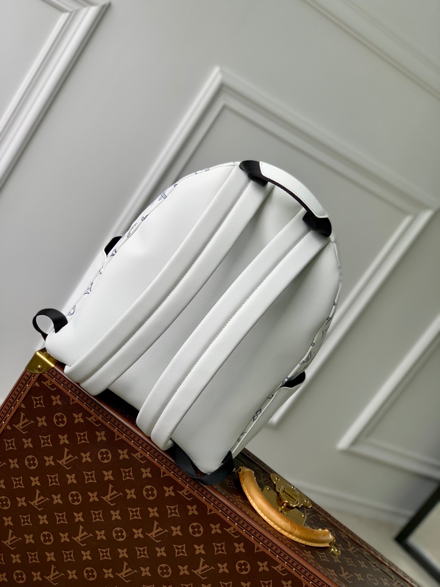 LOUIS VUITTON DISCOVERY PM BACKPACK 38 IN WHITE MONOGRAM LAMBSKIN
