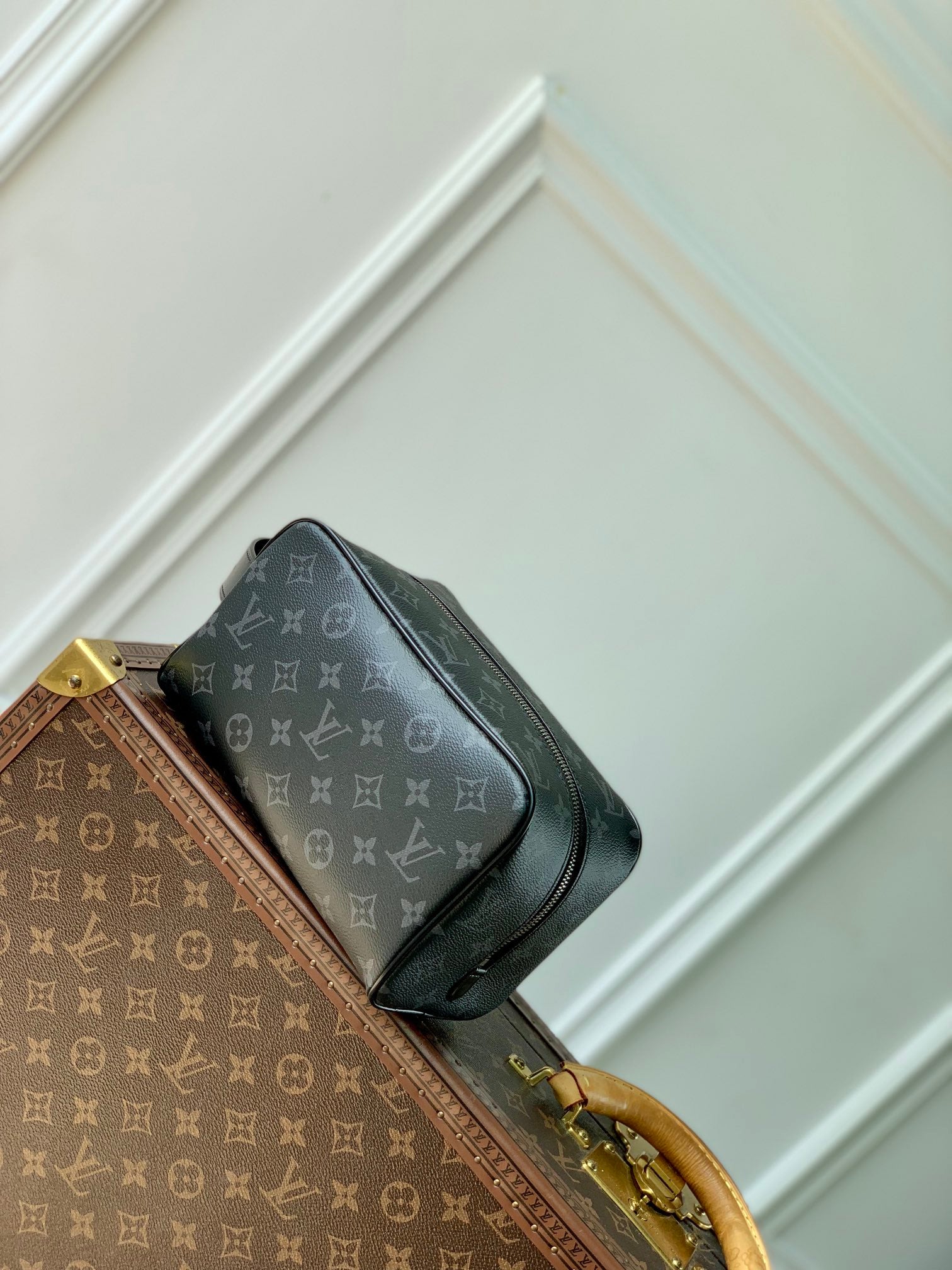 LOUIS VUITTON LOCKER DOPP KIT 23 IN BLACK MONOGRAM ECLIPSE CANVAS