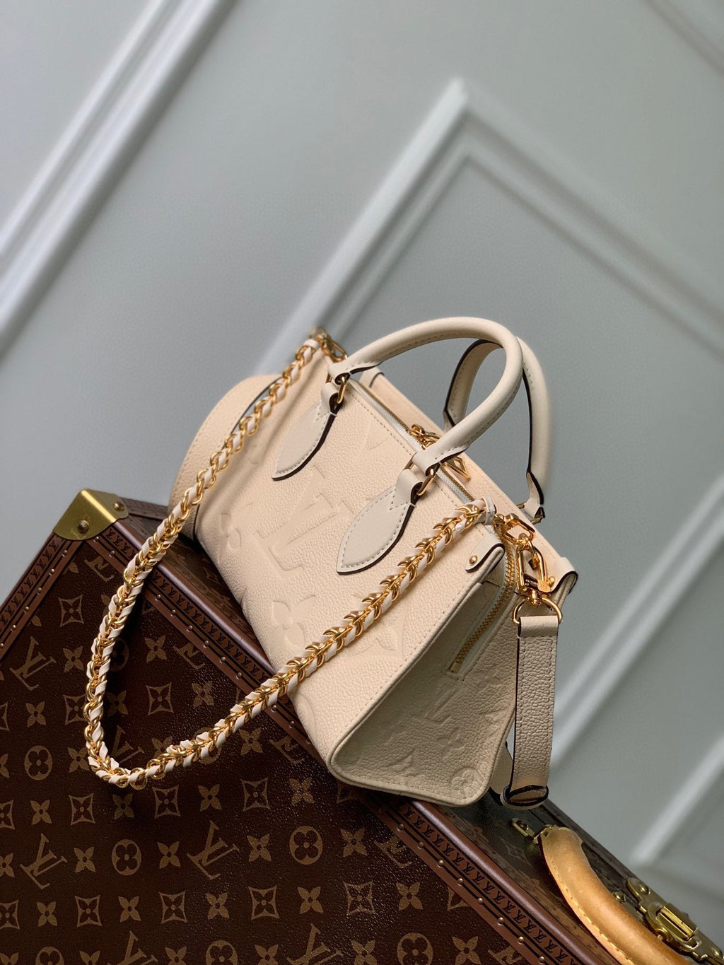 LOUIS VUITTON ONTHEGO EAST WEST BAG 25 IN BEIGE MONOGRAM EMBOSSED COWHIDE