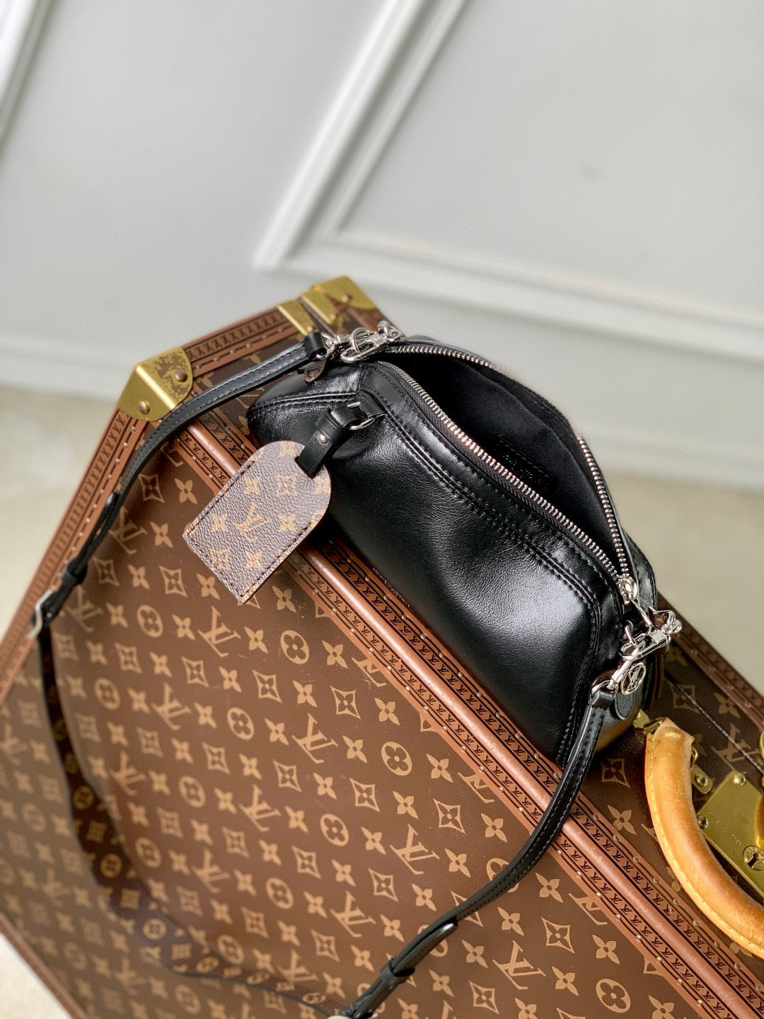 LOUIS VUITTON POCHETTE VIBE HANDBAG 25 IN BLACK LAMBSKIN BROWN COWHIDE AND COATED CANVAS TRIM