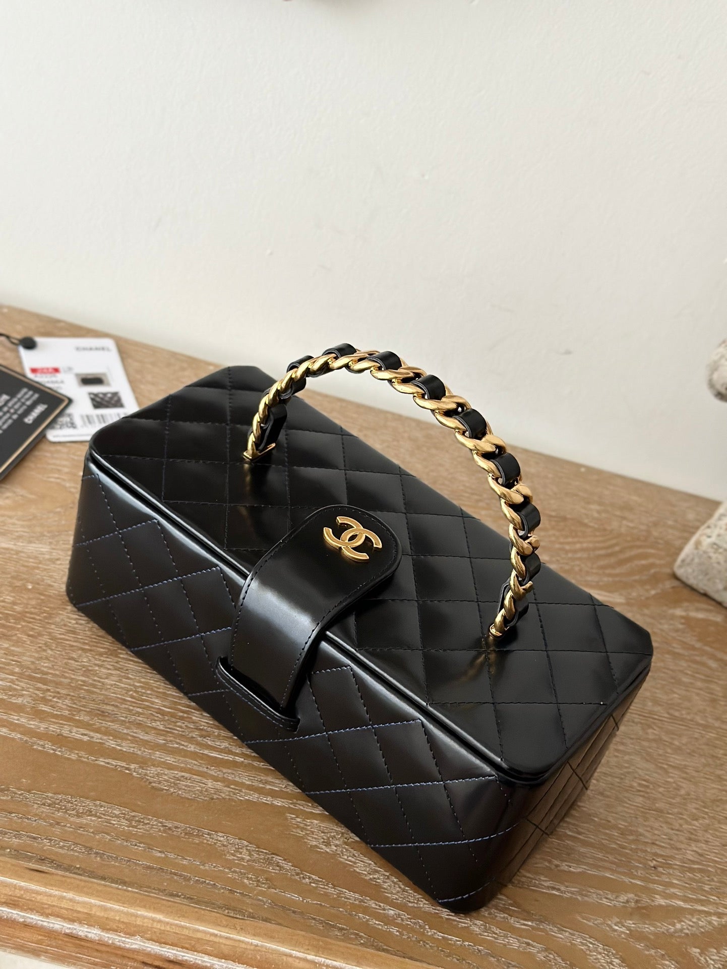 CHANEL VINTAGE COSMETIC BAG 22 IN BLACK SHINY CALFSKIN GOLD HARDWARE