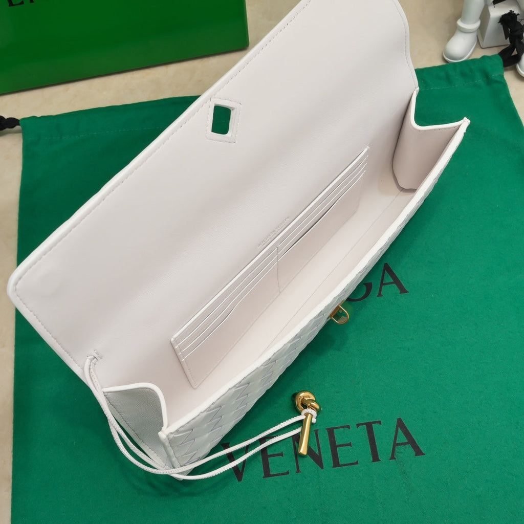 BOTTEGA VENETA Long Clutch Andiamo 31 White Leather Ghw