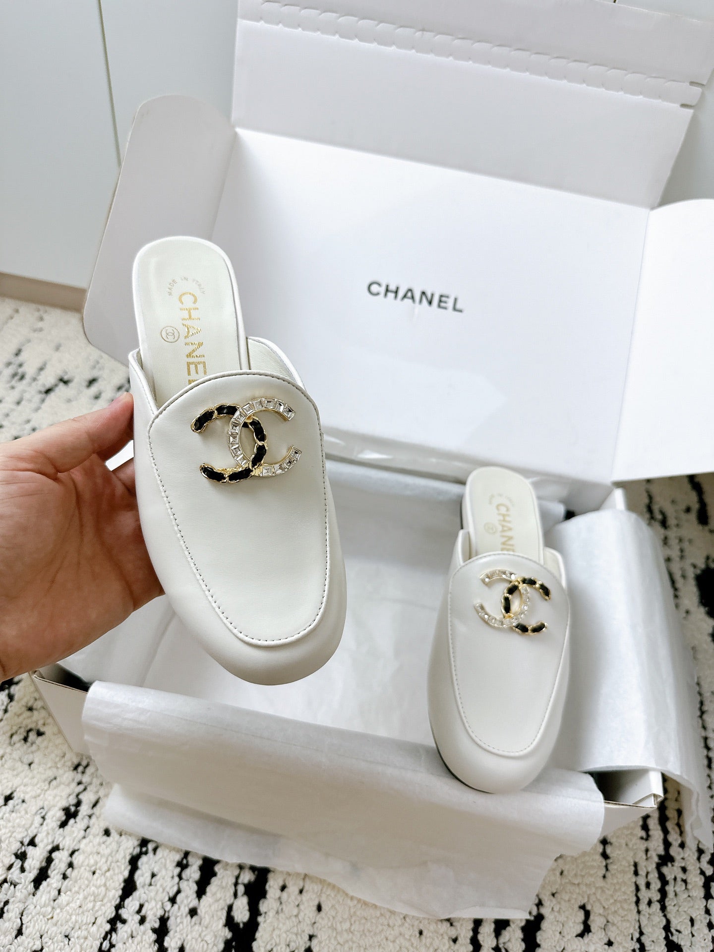 CHANEL FLAT MULE IN WHITE CALFSKIN HARDWARE WITH ROCK MIX CHAIN