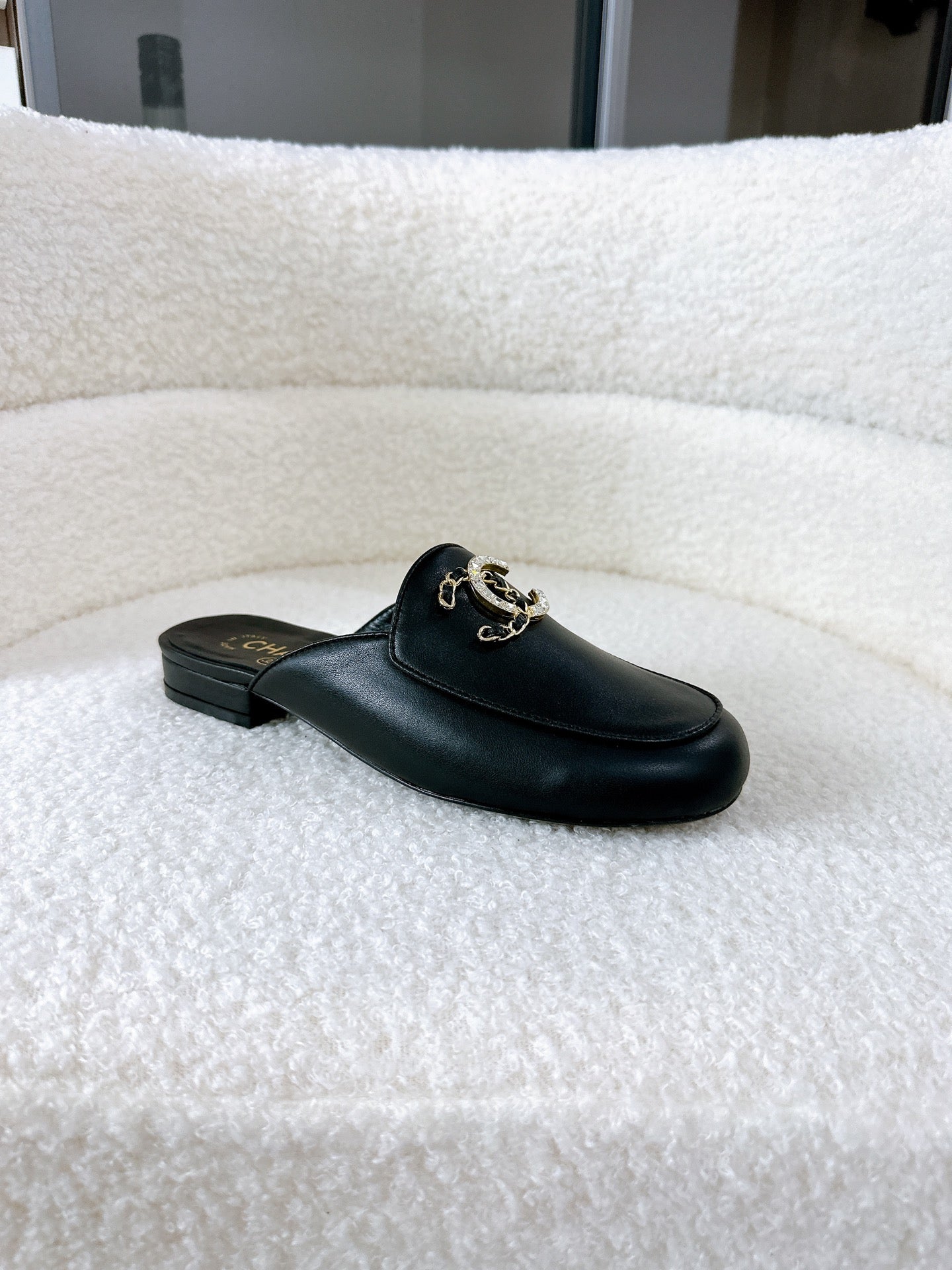 CHANEL FLAT MULE IN BLACK CALFSKIN HARDWARE WITH ROCK MIX CHAIN
