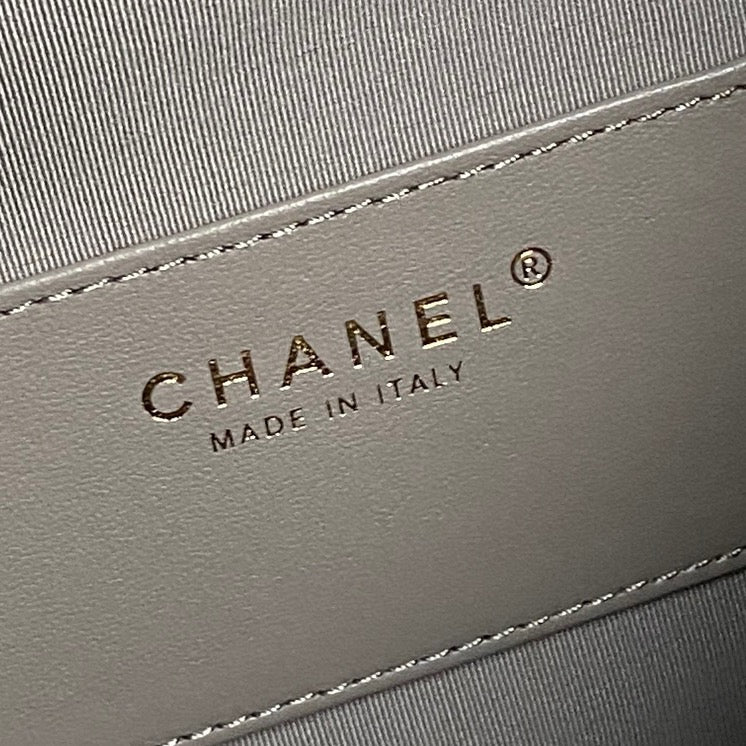 CHANEL MEDIUM HANDBAG 40 IN BEIGE SUEDE GOLD HARDWARE