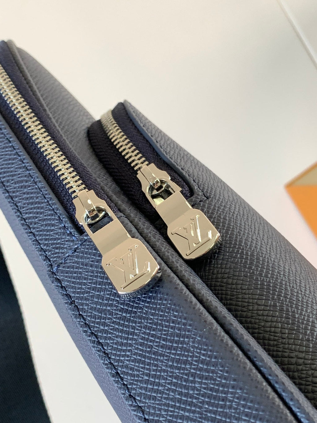 LOUIS VUITTON AVENUE SLINGBAG 31 IN NAVY BLUE TAIGA LEATHER