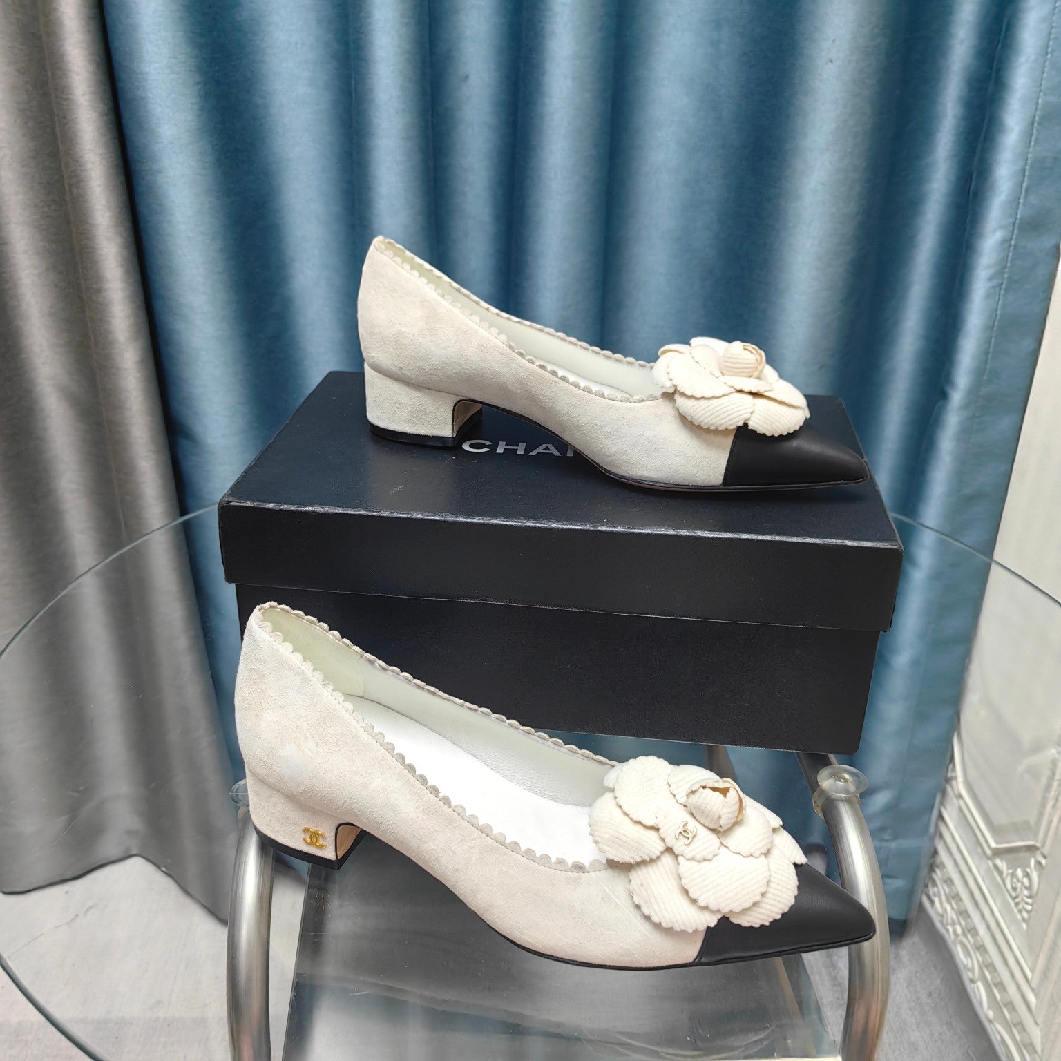 CHANEL MEDIUM HEELS IN WHITE SUEDE AND BLACK CALFSKIN WITH FLOWER