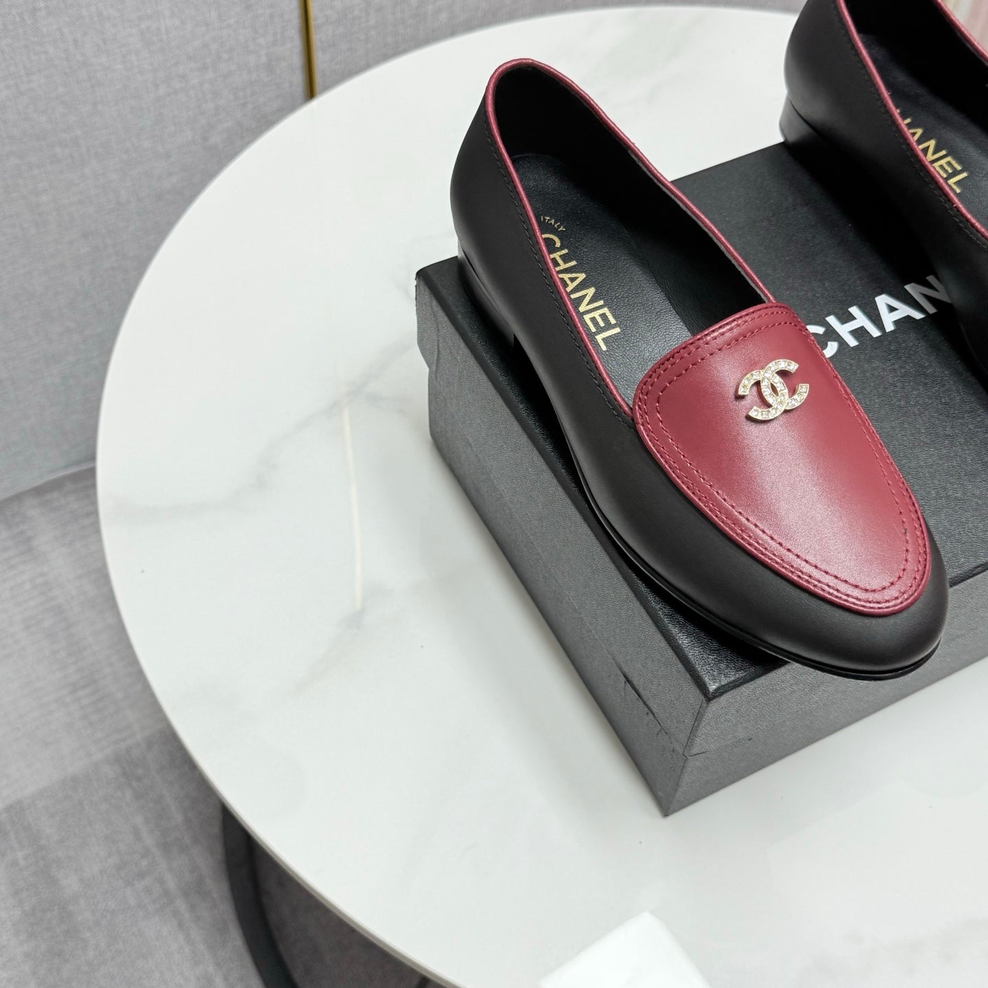 CHANEL LOAFERS 25S IN BLACK MIX DARK RED CALFSKIN GOLD HARDWARE WITH STONES
