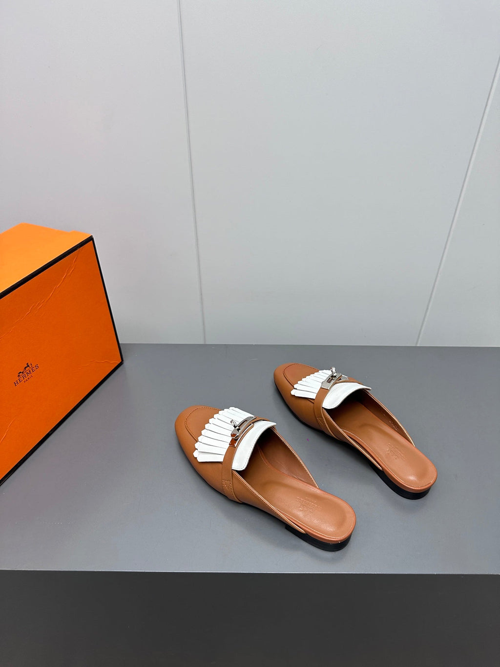 HERMES 0Z MULE IN BRONZE BROWN LAMBSKIN WITH WHITE FRINGE DETAIL