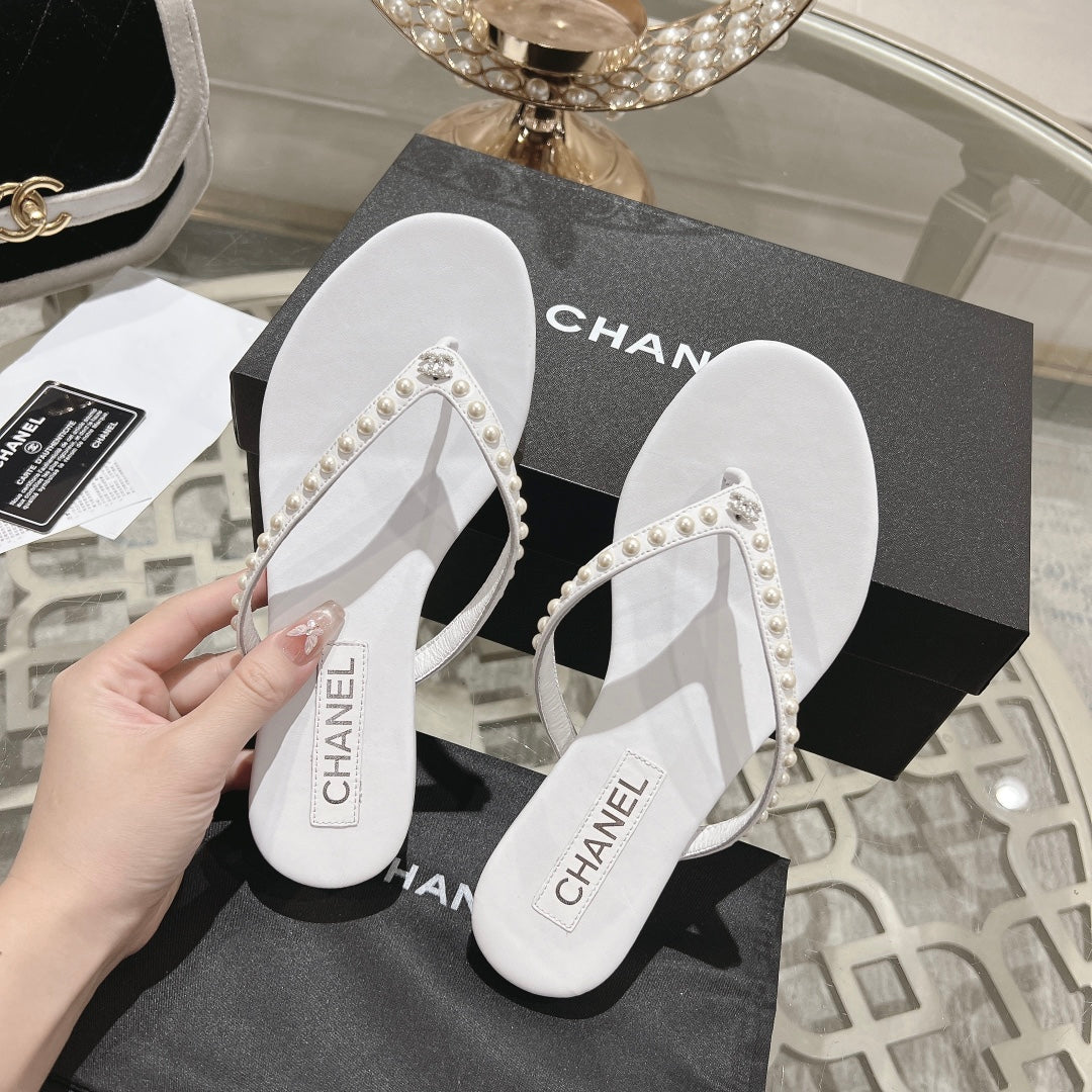 CHANEL PEARL THONG SANDAL IN WHITE LAMBSKIN