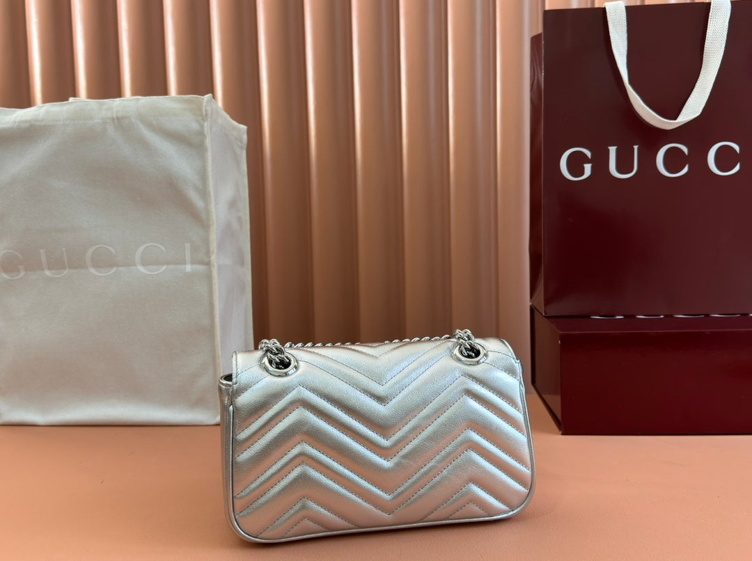 GUCCI MARMONT MEDIUM SHOUDER BAG 23 IN SILVER PATENT CALFSKIN
