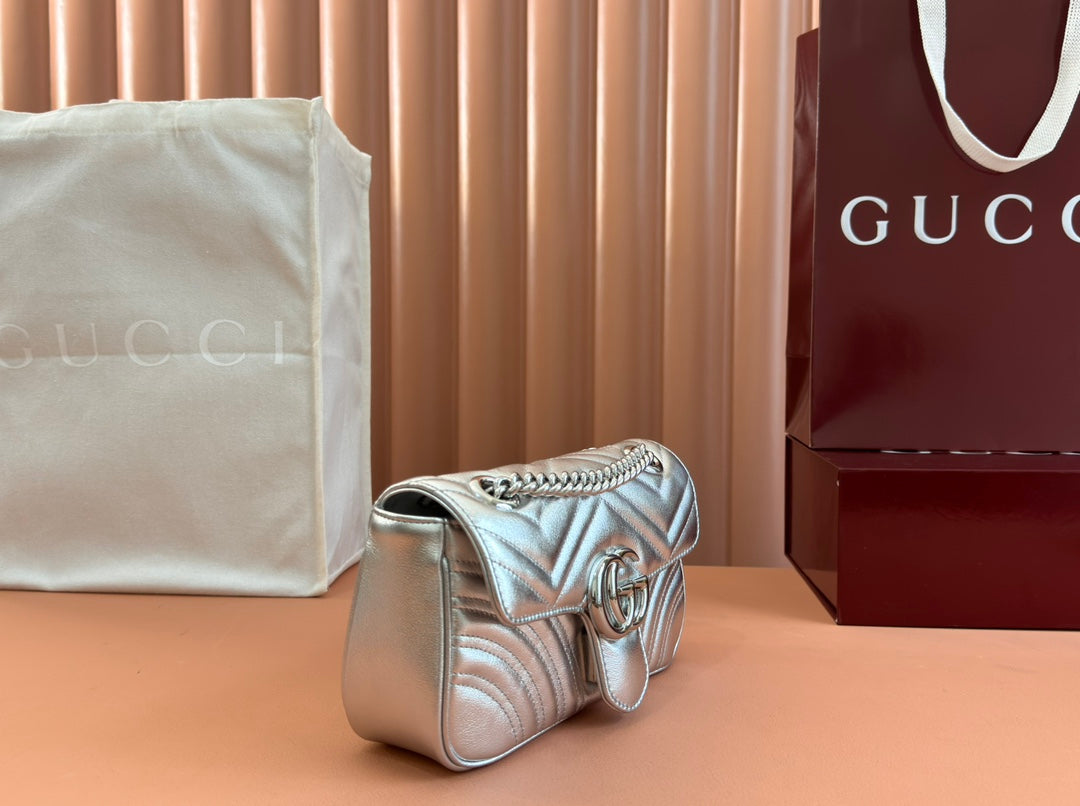 GUCCI MARMONT MEDIUM SHOUDER BAG 23 IN SILVER PATENT CALFSKIN