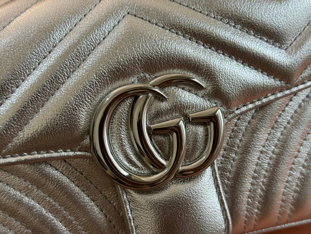 GUCCI MARMONT MEDIUM SHOUDER BAG 23 IN SILVER PATENT CALFSKIN