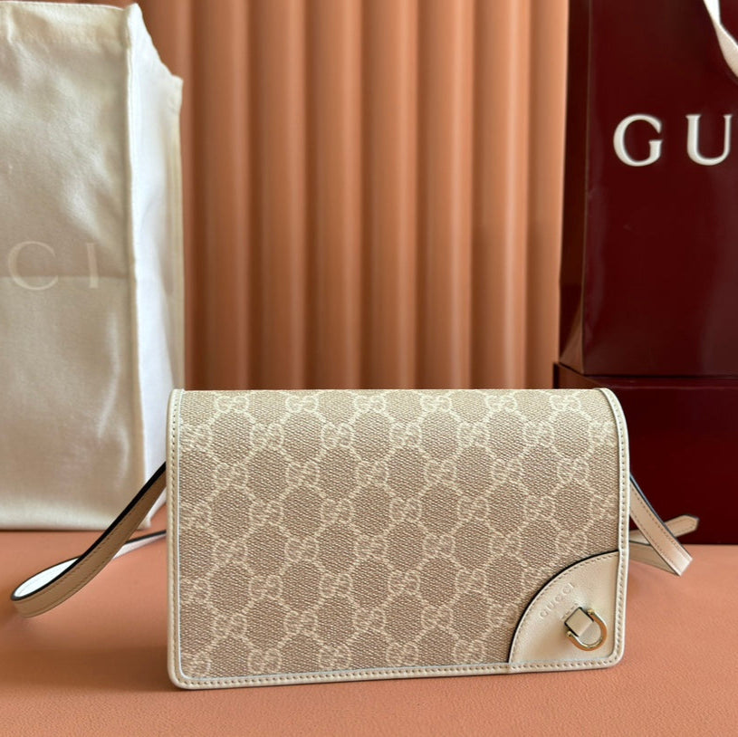 GUCCI EMBLEM WALLET  MONOGRAM 20 IN BEIGE AND WHITE SMOOTH CALFSKIN