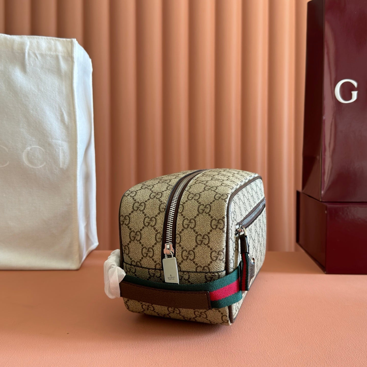 GUCCI 26S  TOILETRY CASE 28 IN DARK BEIGE AND BROWN CANVAS
