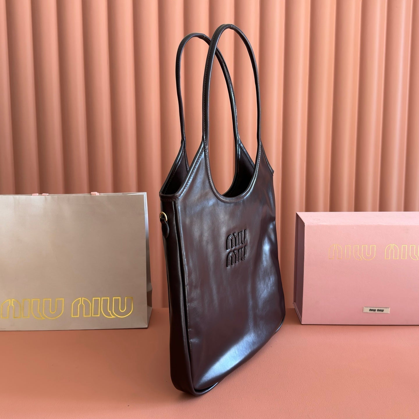 MIUMIU 26S IVY 40 TOTE IN DARK BROWN PATENT CALFSKIN