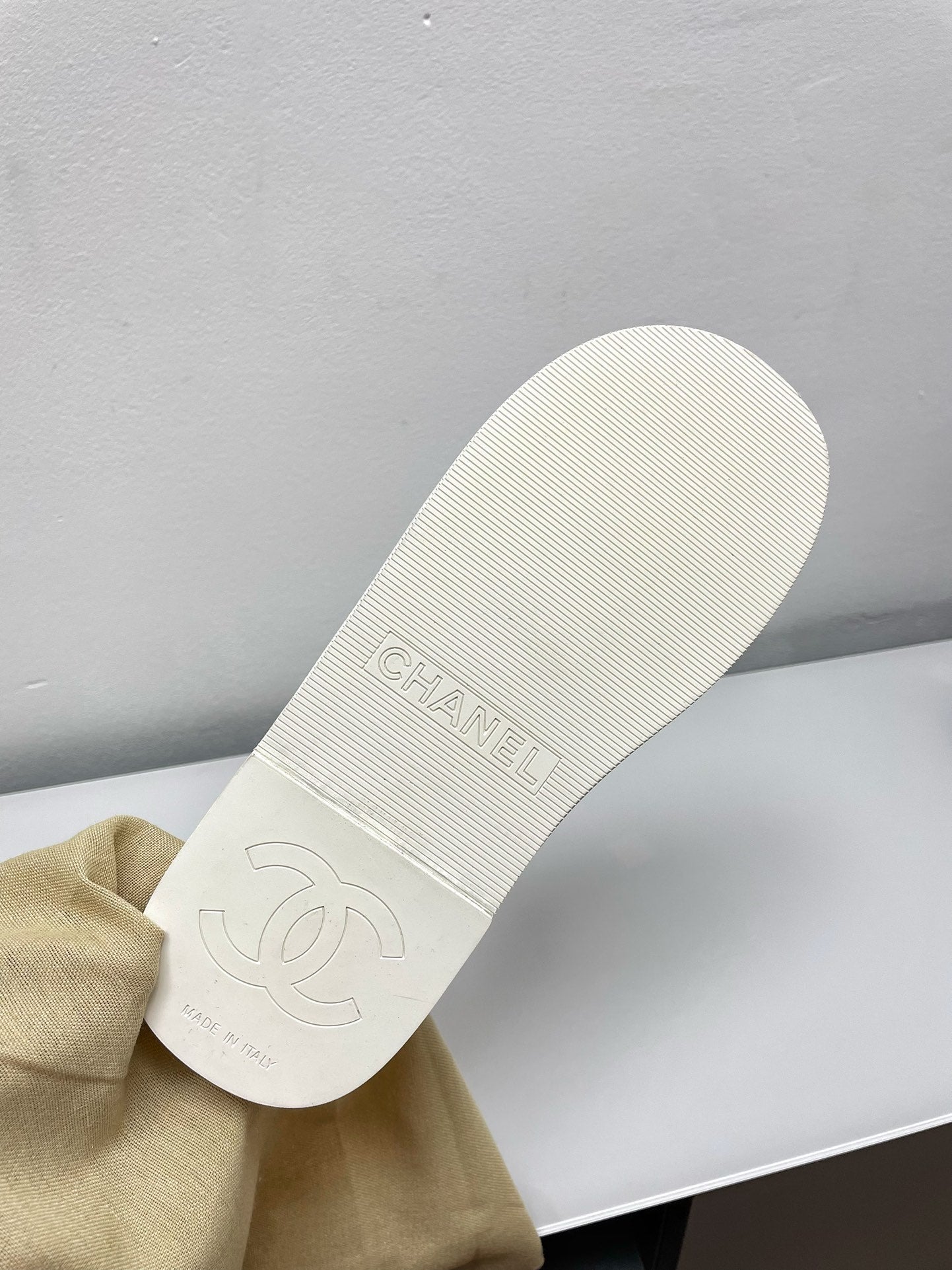 CHANEL THONG SLIPPERS IN WHITE LAMBSKIN